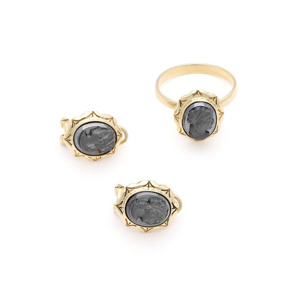 Juego de anillo y aretes con ónix motivo camafeo en oro amarillo 14 kilates.