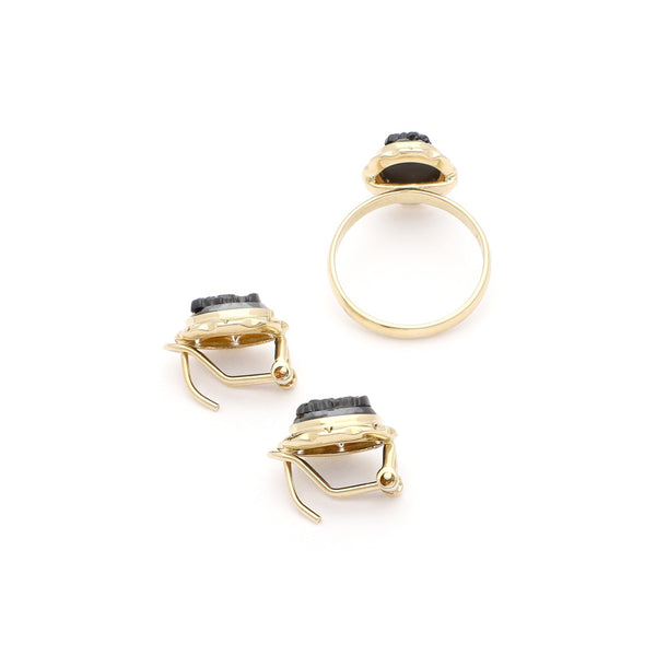 Juego de anillo y aretes con ónix motivo camafeo en oro amarillo 14 kilates.