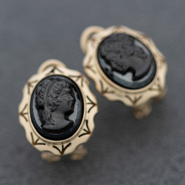 Juego de anillo y aretes con ónix motivo camafeo en oro amarillo 14 kilates.