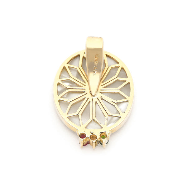 Medalla diseño especial con madre perla, sintéticos y esmalte motivo Virgen de Guadalupe en oro amarillo 14 kilates.