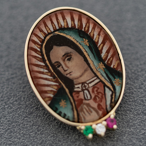 Medalla diseño especial con madre perla, sintéticos y esmalte motivo Virgen de Guadalupe en oro amarillo 14 kilates.