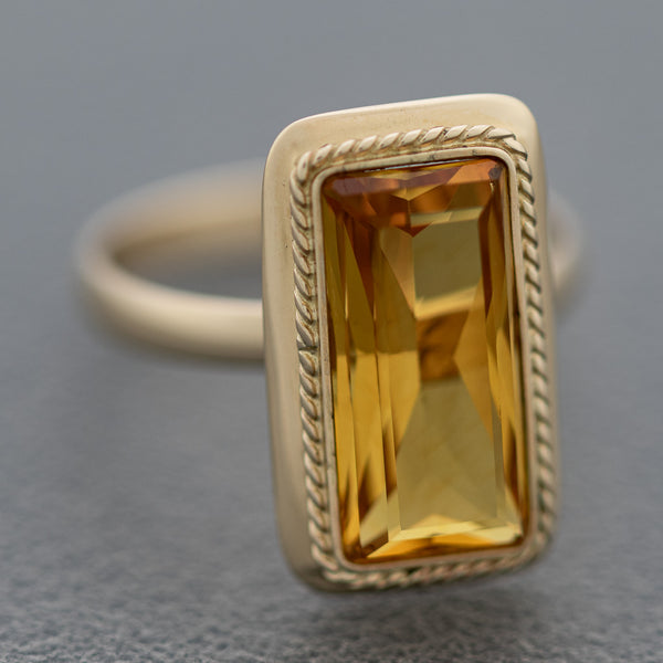 Juego de anillo y aretes diseño especial con citrinos en oro amarillo 14 kilates.