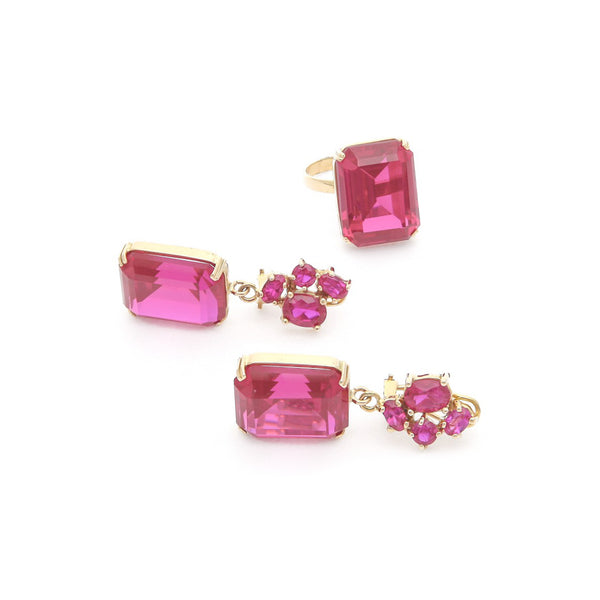Juego de anillo y aretes diseño especial con rubíes en oro amarillo 14 kilates.