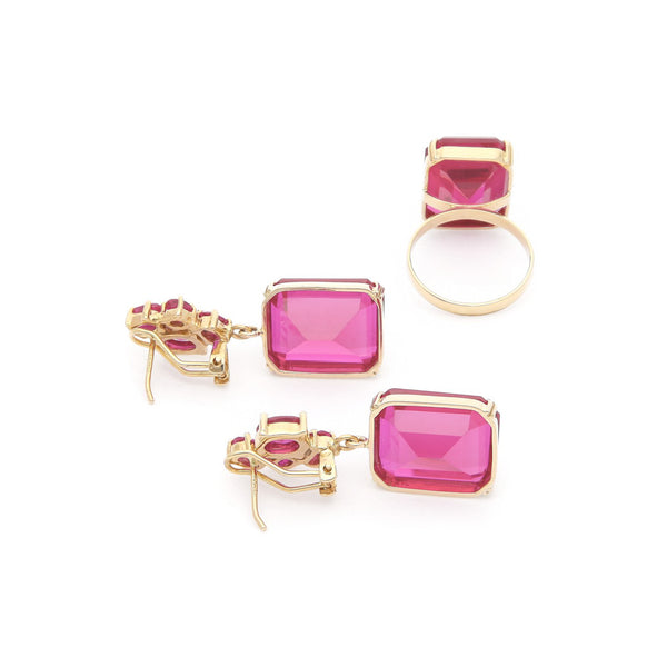 Juego de anillo y aretes diseño especial con rubíes en oro amarillo 14 kilates.