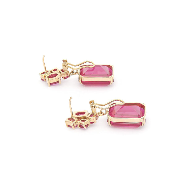 Juego de anillo y aretes diseño especial con rubíes en oro amarillo 14 kilates.