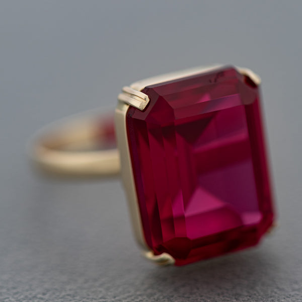 Juego de anillo y aretes diseño especial con rubíes en oro amarillo 14 kilates.