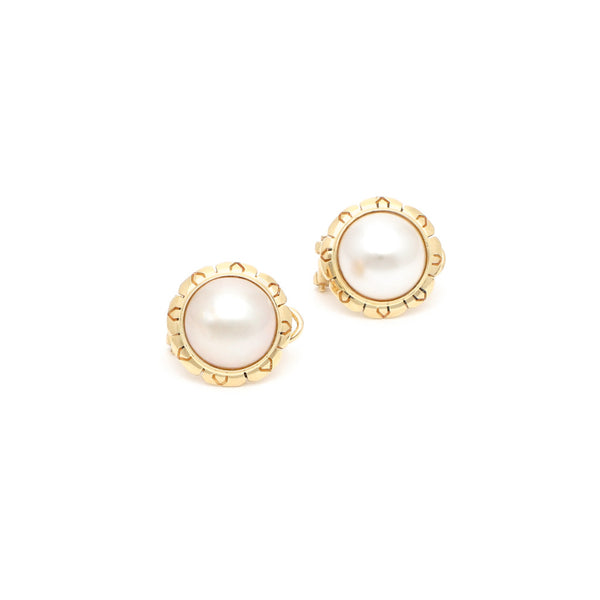 Aretes calados con media perla en oro amarillo 14 kilates.