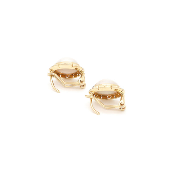 Aretes calados con media perla en oro amarillo 14 kilates.