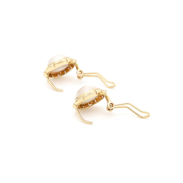 Aretes calados con media perla en oro amarillo 14 kilates.