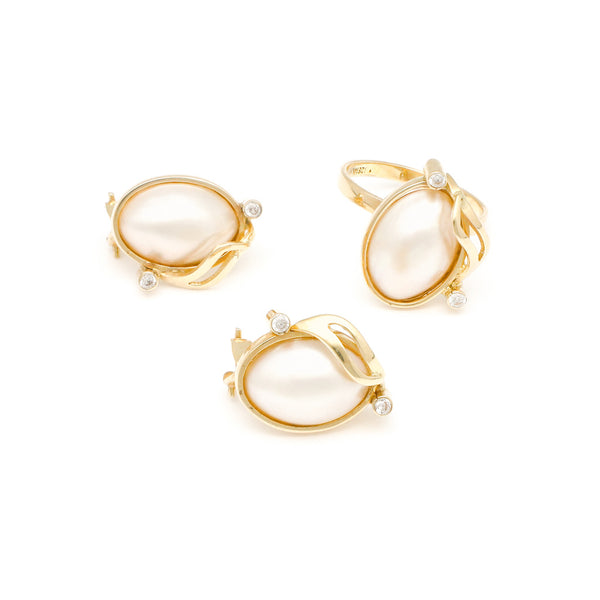 Juego de anillo y aretes diseño especial con medias perla y sintéticos en oro amarillo 14 kilates.