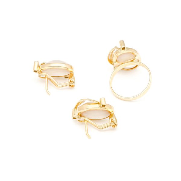 Juego de anillo y aretes diseño especial con medias perla y sintéticos en oro amarillo 14 kilates.