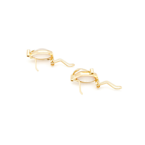Juego de anillo y aretes diseño especial con medias perla y sintéticos en oro amarillo 14 kilates.