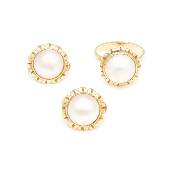 Juego de anillo y aretes calados con perla en oro amarillo 14 kilates.