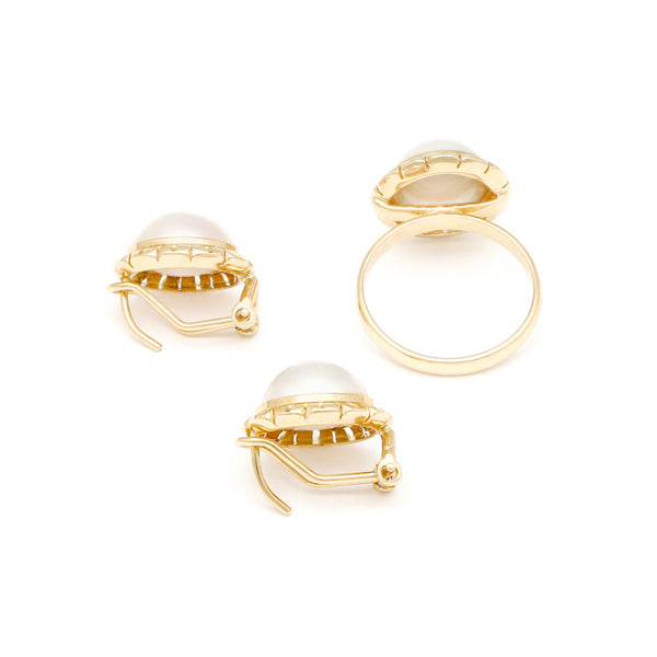 Juego de anillo y aretes calados con perla en oro amarillo 14 kilates.