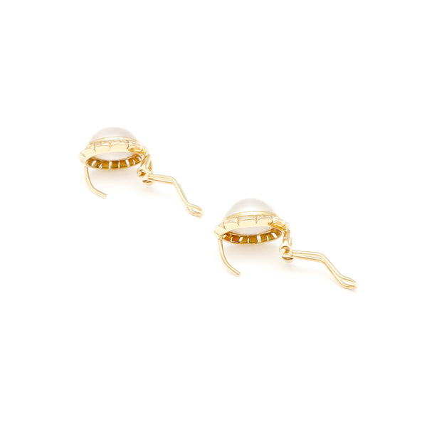 Juego de anillo y aretes calados con perla en oro amarillo 14 kilates.
