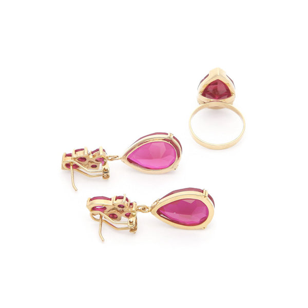 Juego de anillo y aretes diseño especial con rubíes en oro amarillo 14 kilates.