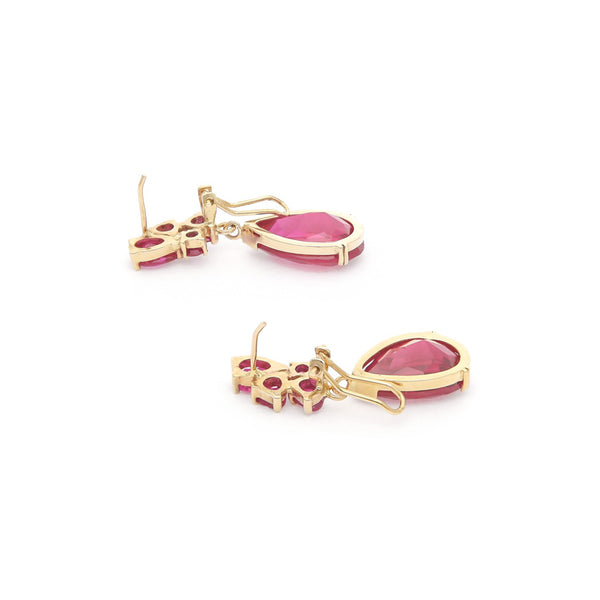 Juego de anillo y aretes diseño especial con rubíes en oro amarillo 14 kilates.