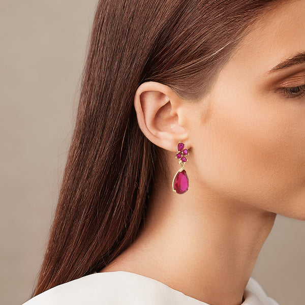 Juego de anillo y aretes diseño especial con rubíes en oro amarillo 14 kilates.
