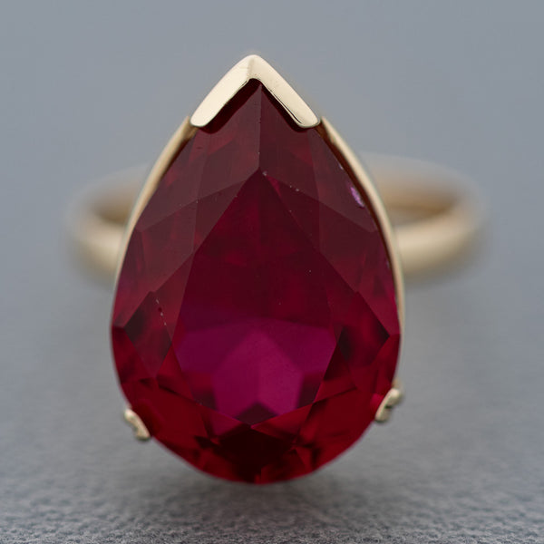 Juego de anillo y aretes diseño especial con rubíes en oro amarillo 14 kilates.