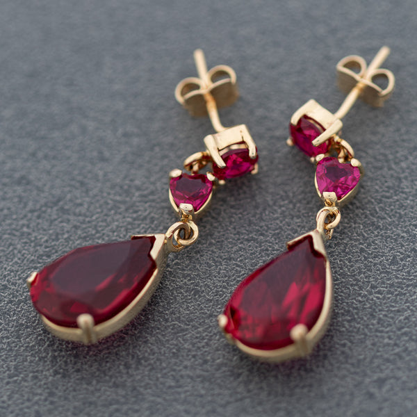 Aretes diseño especial con rubíes en oro amarillo 14 kilates.