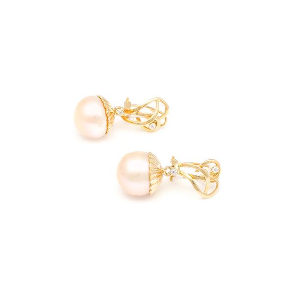 Aretes calados con perla y sintéticos en oro amarillo 14 kilates.