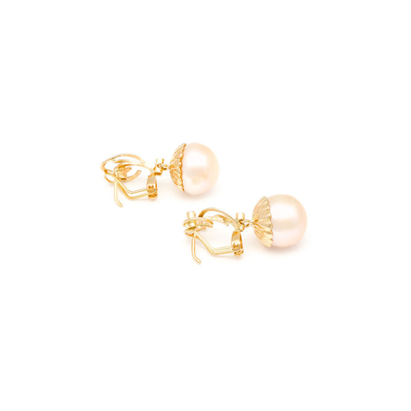 Aretes calados con perla y sintéticos en oro amarillo 14 kilates.