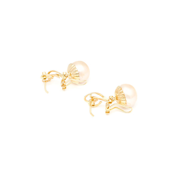 Aretes calados con perla y sintéticos en oro amarillo 14 kilates.