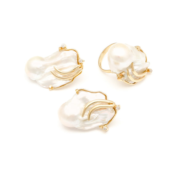 Juego de anillo y aretes diseño especial con perla y sintéticos en oro amarillo 14 kilates.
