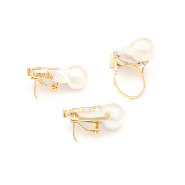 Juego de anillo y aretes diseño especial con perla y sintéticos en oro amarillo 14 kilates.