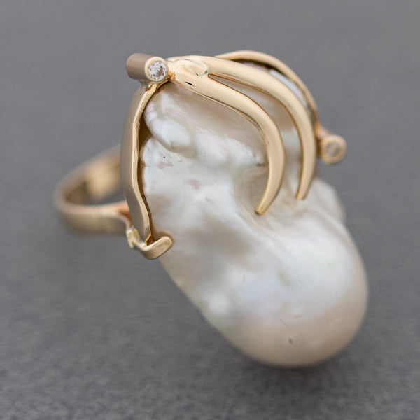 Juego de anillo y aretes diseño especial con perla y sintéticos en oro amarillo 14 kilates.