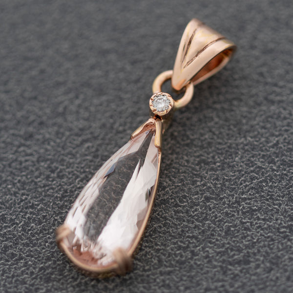 Juego de dije y aretes diseño especial con diamantes, esmeraldas y morganitas en oro rosa 14 kilates.