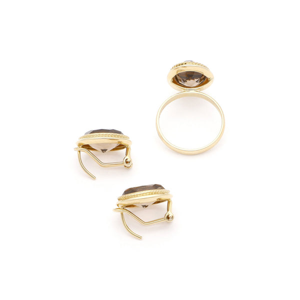 Juego de anillo y aretes diseño especial con Topacio en oro amarillo 14 kilates.