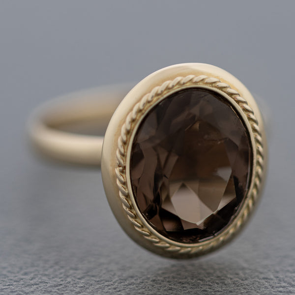 Juego de anillo y aretes diseño especial con Topacio en oro amarillo 14 kilates.