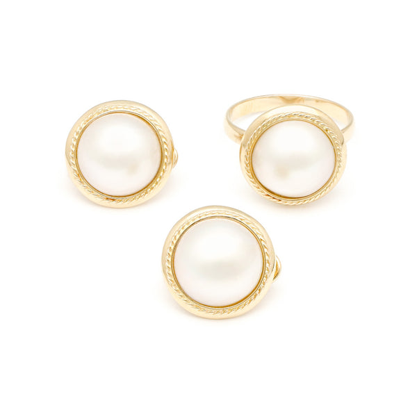 Juego de anillo y aretes torzal con media perla en oro amarillo 14 kilates.
