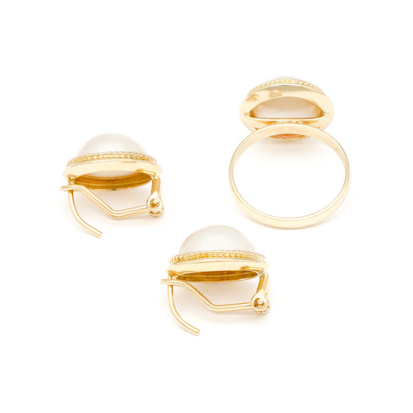 Juego de anillo y aretes torzal con media perla en oro amarillo 14 kilates.