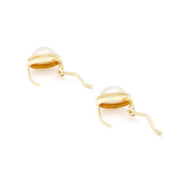Juego de anillo y aretes torzal con media perla en oro amarillo 14 kilates.