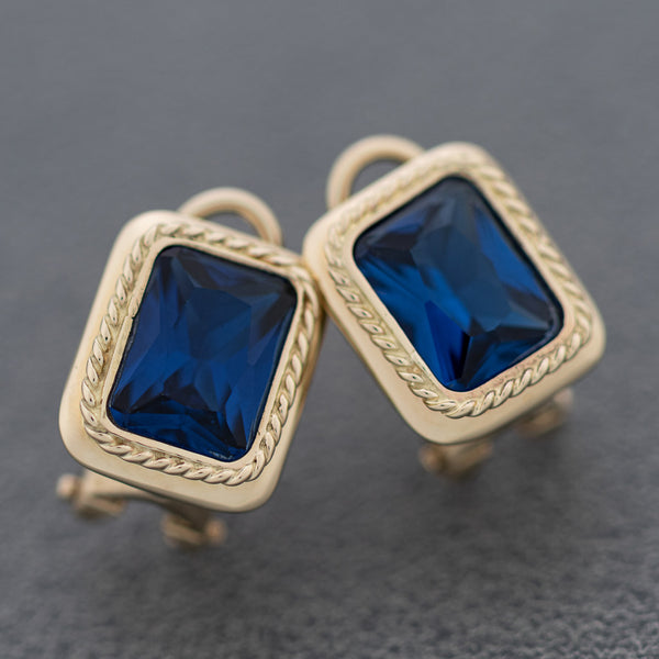 Aretes diseño especial con zafiros en oro amarillo 14 kilates.