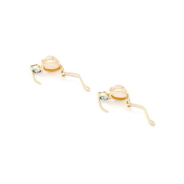 Juego de dije y aretes diseño especial con blue London y media perla en oro amarillo 14 kilates.