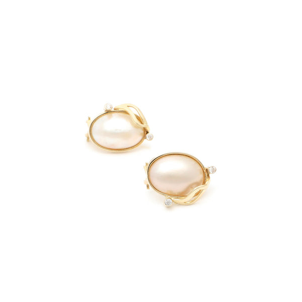 Aretes diseño especial con medias perlas y sintéticos en oro amarillo 14 kilates.