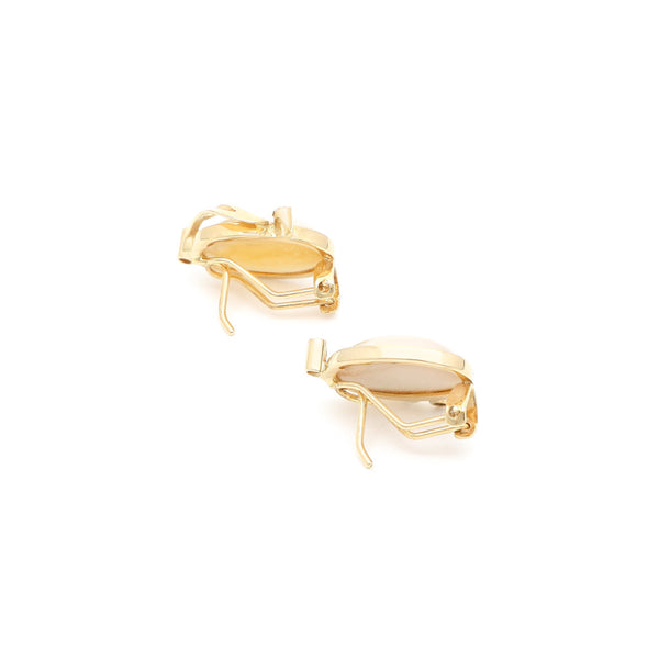 Aretes diseño especial con medias perlas y sintéticos en oro amarillo 14 kilates.