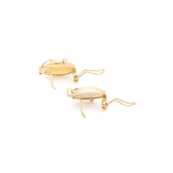 Aretes diseño especial con medias perlas y sintéticos en oro amarillo 14 kilates.