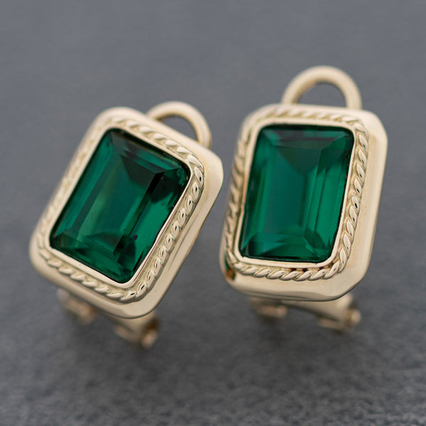 Aretes diseño especial con obsidiana verde en oro amarillo 14 kilates.