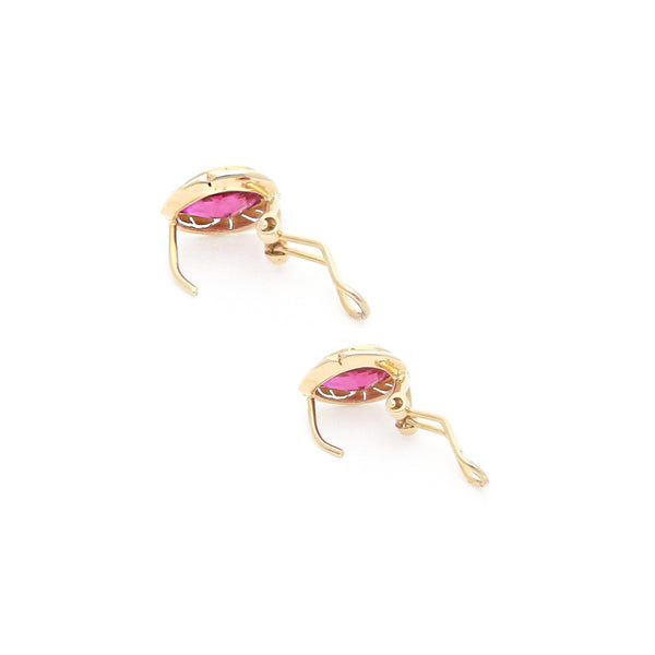 Aretes calados con rubíes en oro amarillo 14 kilates.