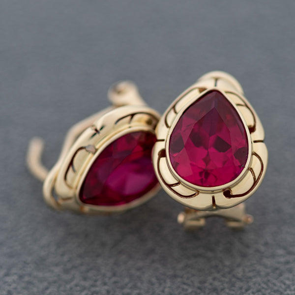 Aretes calados con rubíes en oro amarillo 14 kilates.