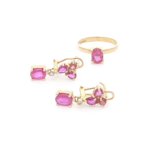 Juego de anillo y aretes diseño especial con diamantes y zafiro rosa en oro amarillo 14 kilates.
