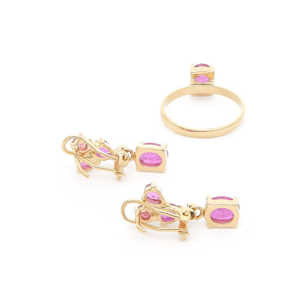 Juego de anillo y aretes diseño especial con diamantes y zafiro rosa en oro amarillo 14 kilates.