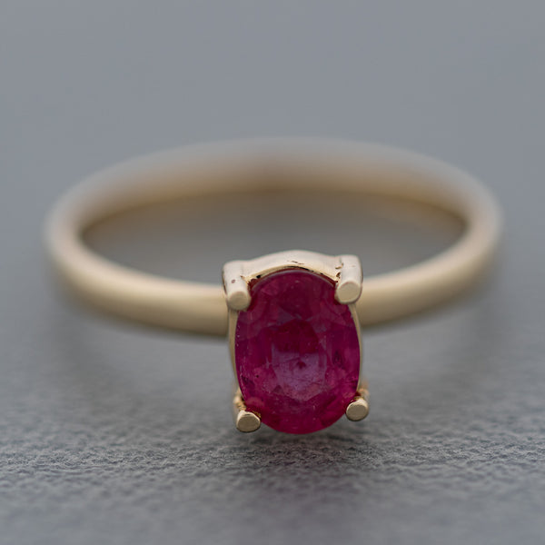 Juego de anillo y aretes diseño especial con diamantes y zafiro rosa en oro amarillo 14 kilates.