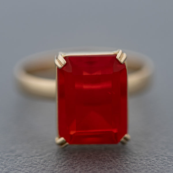 Juego de anillo y aretes diseño especial con diamantes y jacintos en oro amarillo 14 kilates.