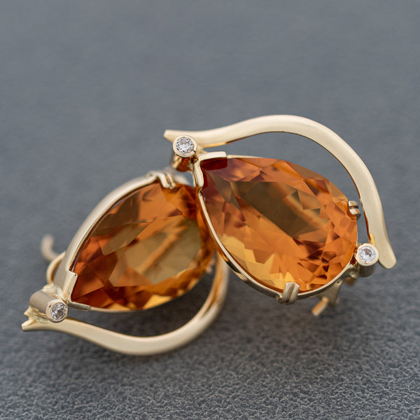 Aretes diseño especial con citrinos y sintéticos en oro amarillo 14 kilates.