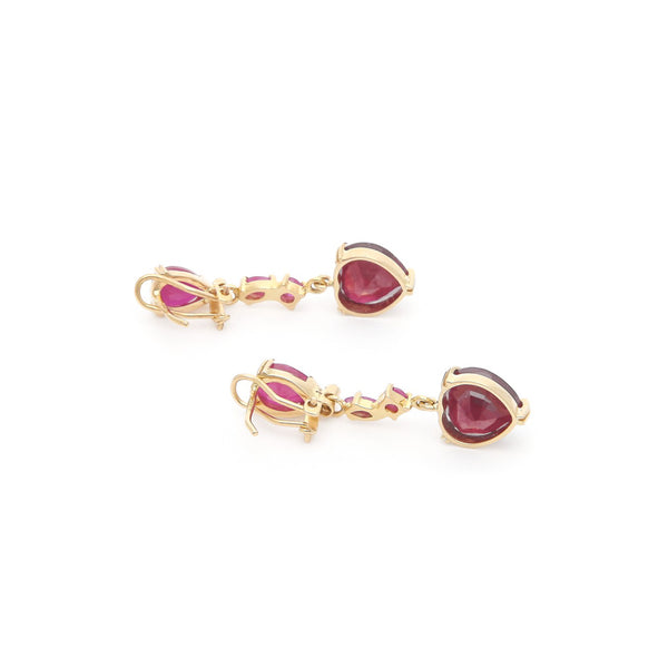 Aretes diseño especial con colgantes, diamantes y rubíes en oro amarillo 14 kilates.